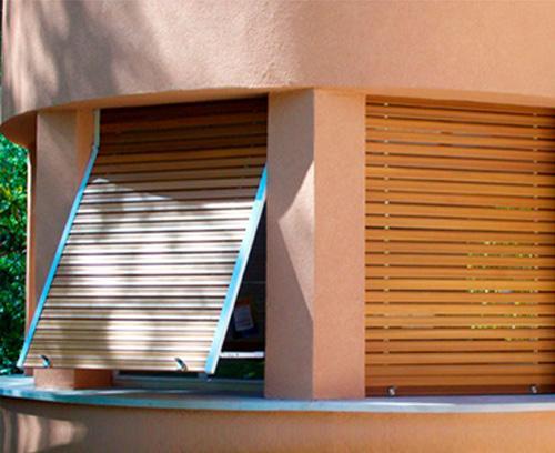 Instalación de persianas de madera enrollables en Centelles